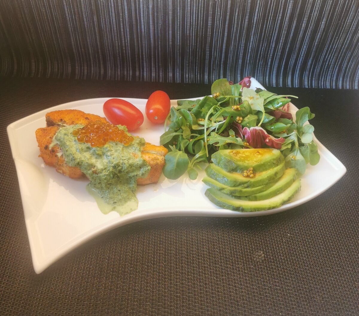 Форель карельская на сковородке гриль, соус из шпината с небольшим количеством сливок 10%, авокадо, трава-мурава и пару черри. Жидкость у меня каждое утро это вода с таблеткой растворимого витамина С.