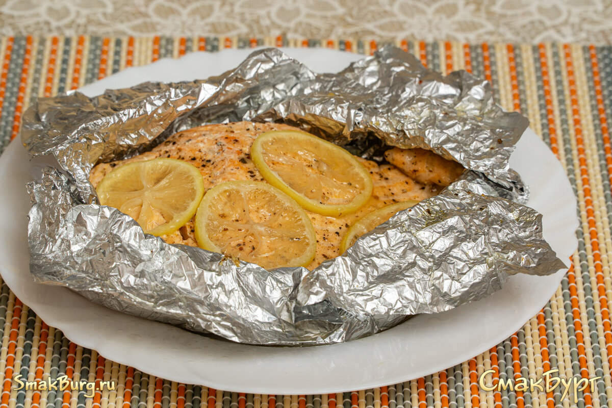 Сом, запечённый в духовке с овощами - Лайфхакер