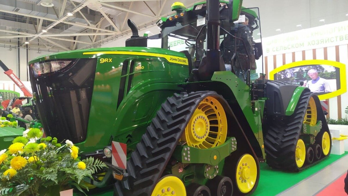 Гусеничный трактор John Deer 