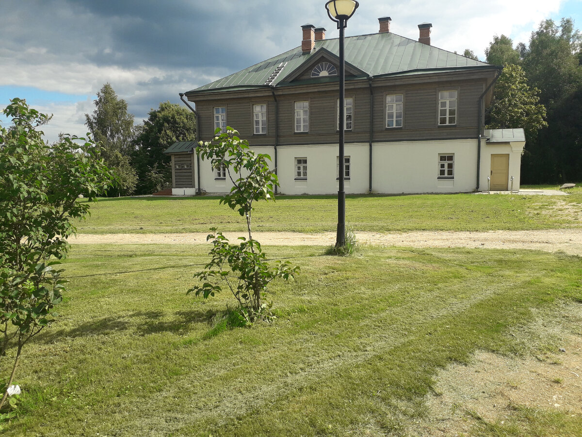 Валентин Серов работал в Домотканово на 2 этаже этого дома. Фото автора.