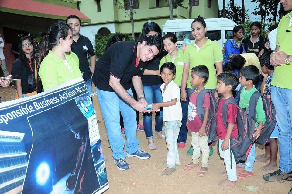 Подарили детям книги и тетради