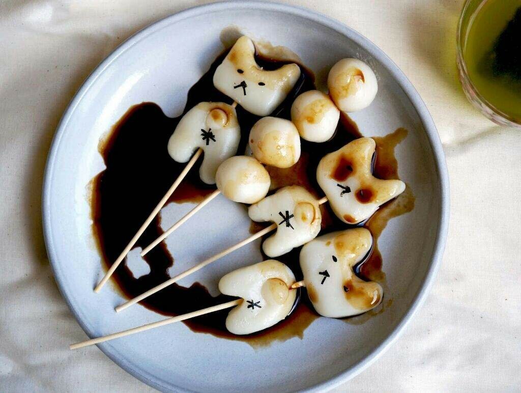 Данго, или как шутят в интернетах «японские пельмени» шарики из рисового теста (моти), которые нанизываются на палочки для еды или подаются на стол на тарелке, также есть вариации, политые различными соусами. 
