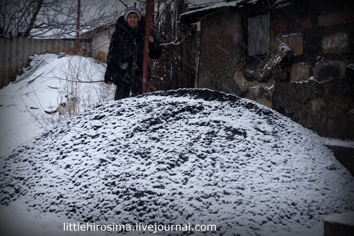 Наталья Зауровна. 
В прошлом году ей с мамой Раисой Григорьевной тоже привозили уголь (читать здесь: https://littlehirosima.livejournal.com/479696.html).
Она инвалид "рассеянный склероз",  живет с мамой 90 лет. Последняя летом упала - перелом шейки бедра, не ходит. Только на ходунках еле-еле. Дочери инвалиду пришло время на перекомиссию МСЕК. Временно по инвалидности не платят. 
Во время обстрелов жили в бомбоубежище, потом решили, что " будет то, что должно быть" и вернулись в дом под обстрелы. Пронесло и к ним не прилетело. Первомайск пострадал как никакой город в этой войне.