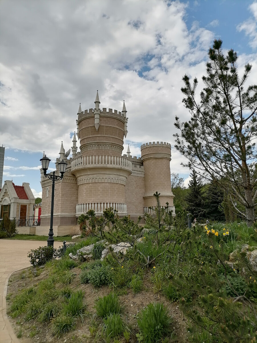 Средневековый резные башенки. 