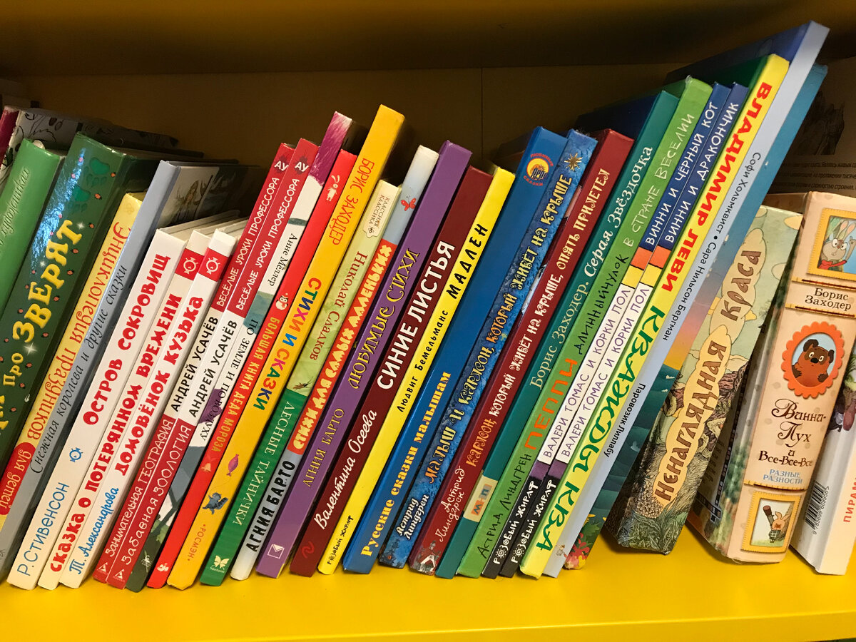 одна из полок книжного шкафа ;))