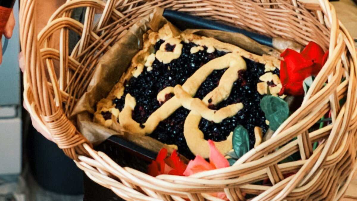 Пирог на день рождения для сестрички Ангелины, так что здесь из теста заглавная буква имени