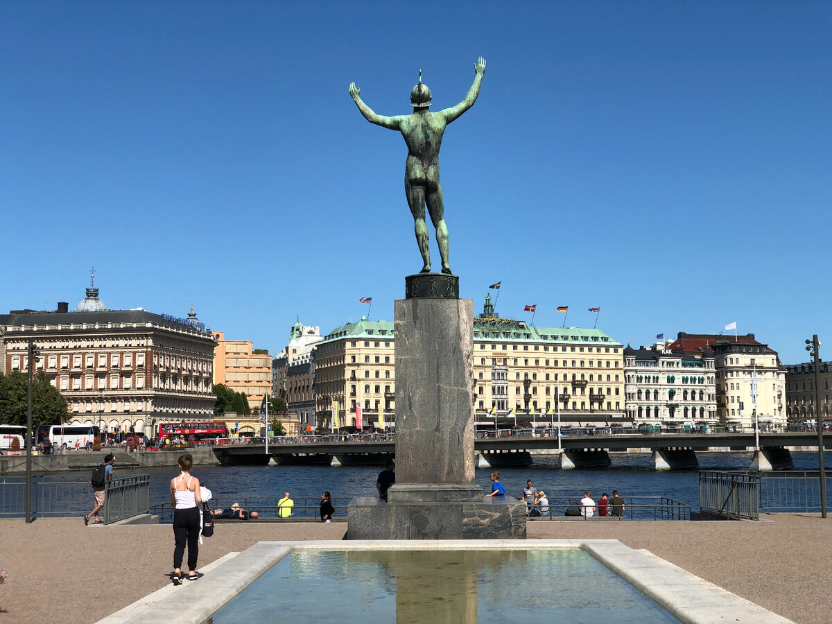 Человек поющий солнцу. Скульптура на острове Хельгиандсхольмент