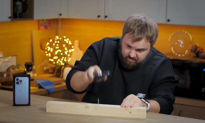 Wylsacom забивает гвоздь iPhone 13 Pro в бронеплёнке X-ONE