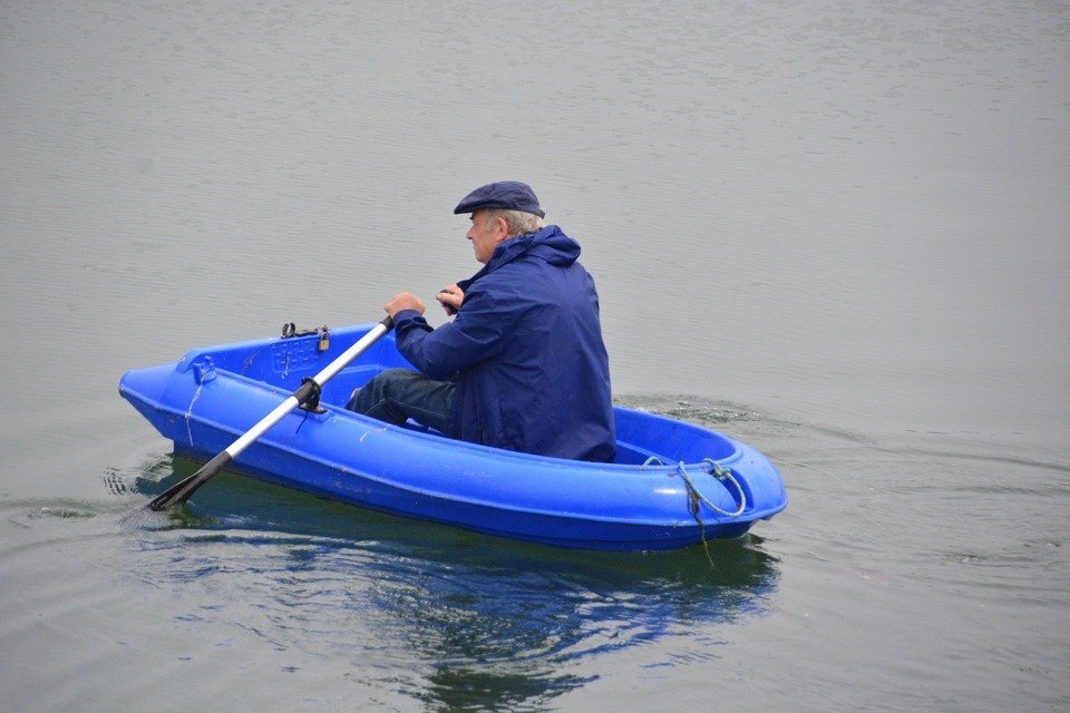 Гребные лодки на воде