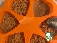     Выкладываем печенье в формочки для кексов и утрамбовываем ложкой.
