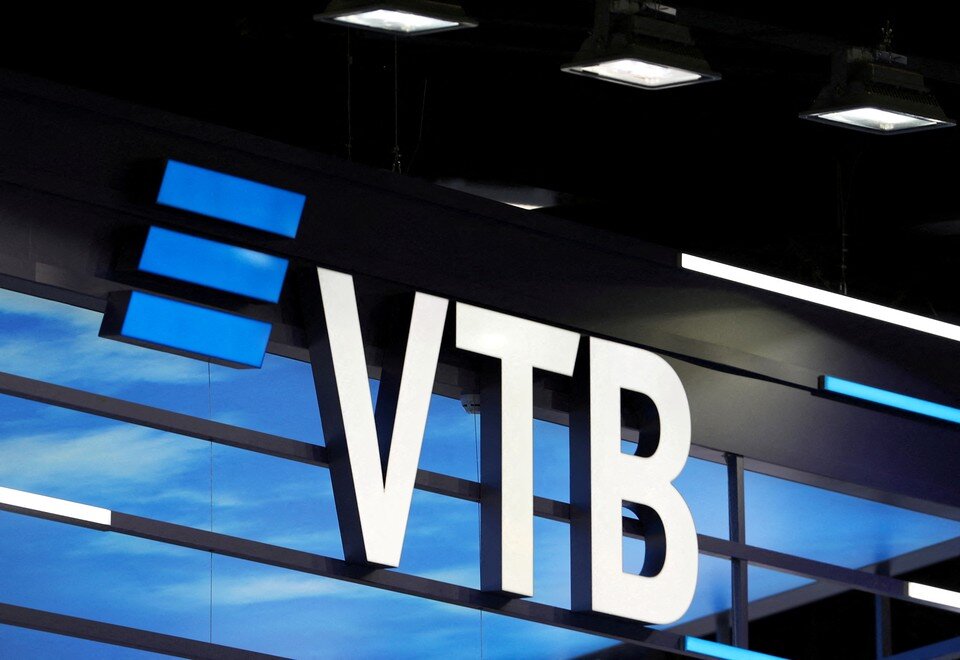     В ВТБ обратились к клиентам и партнерам банка после санкций Запада  REUTERS