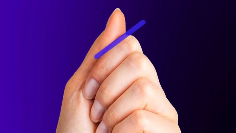 Наш универсальный и бесплатный массажный инструмент. Кожу зажимаем по синей линии // фото из архивов автора