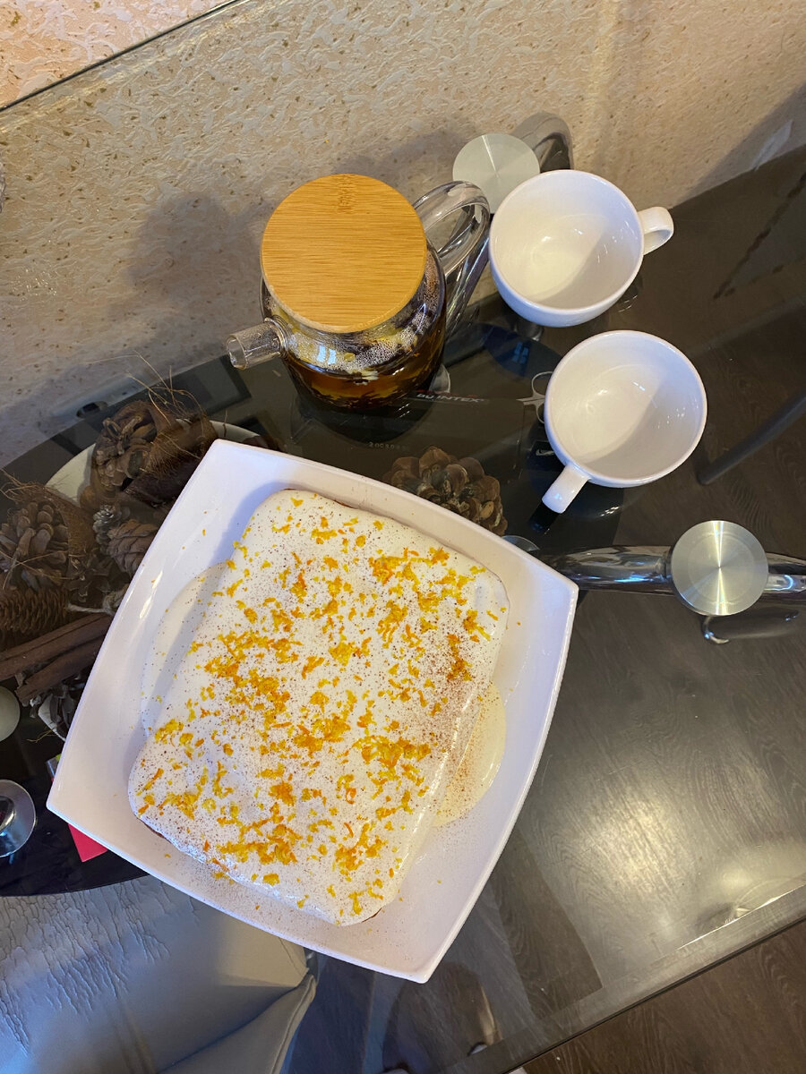 Сверху полила сметанным кремом) и посыпала цедрой апельсина)