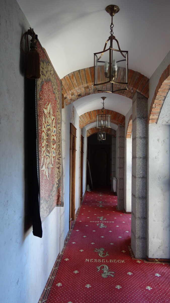Коридор отеля-замка Нессельбек