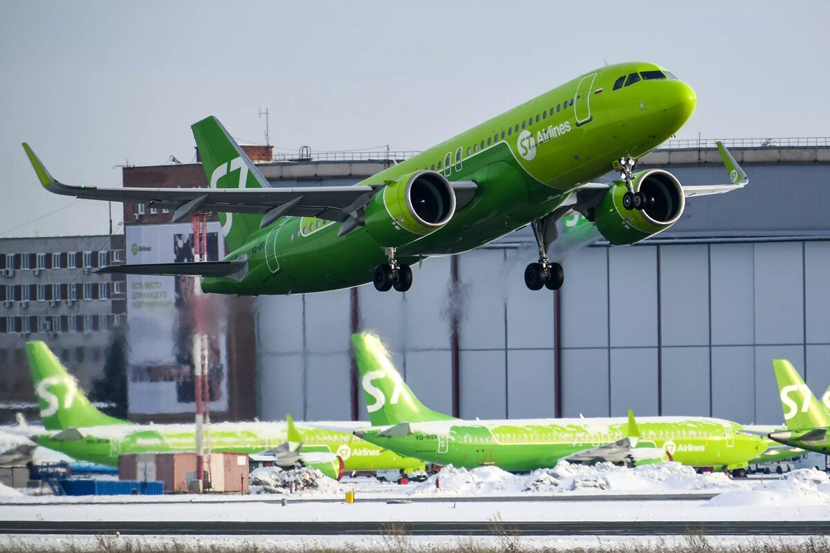 Самолет Airbus A320neo авиакомпании S7 Airlines в международном аэропорту Новосибирска