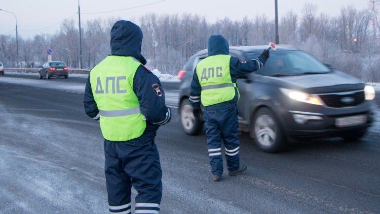 Имеет ли право сотрудник ГИБДД останавливать без причины в году?