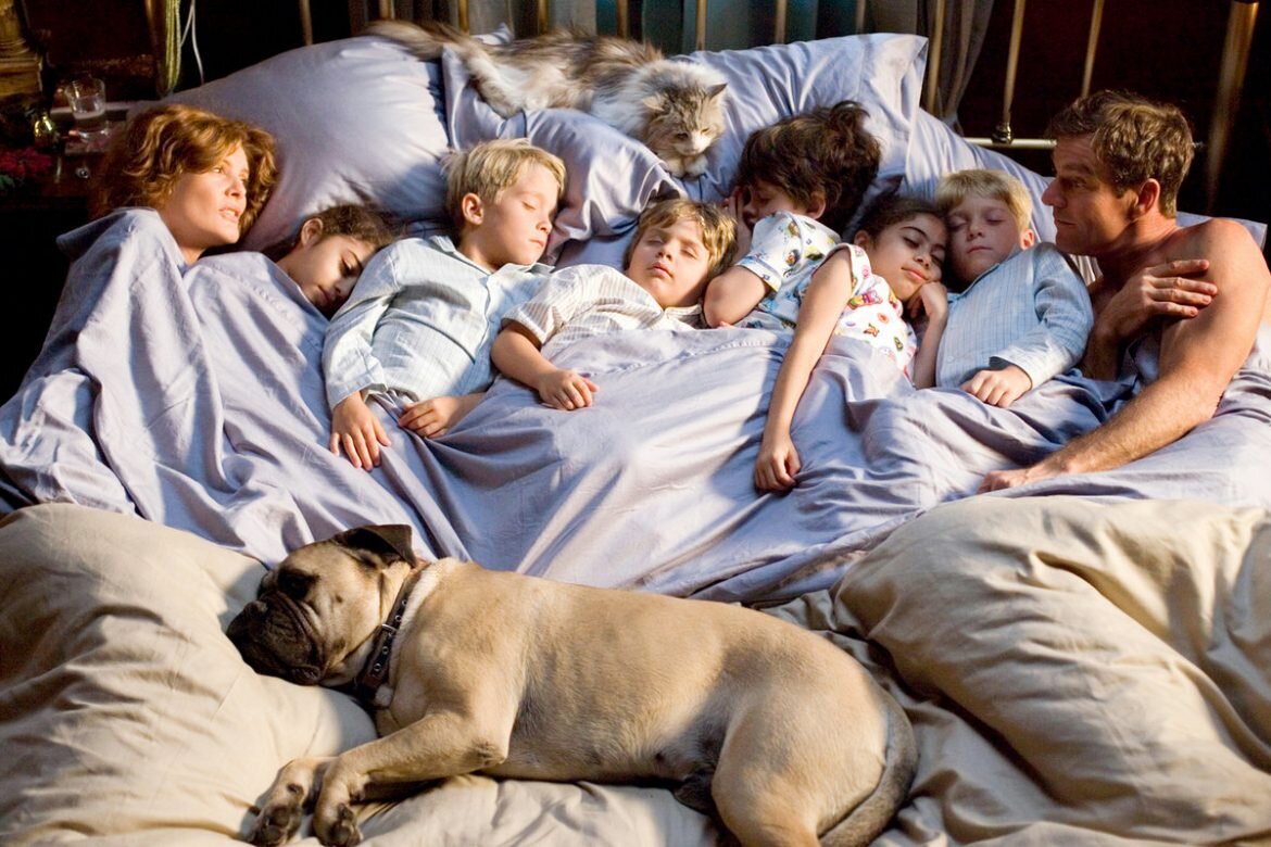 Большая семья с собакой. Много людей на одной кровати. Собака с кучей детей. Там живут мои друзья