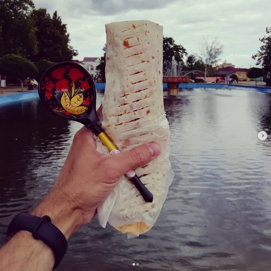 Традиционная шаурма после забега, и не менее традиционная хохломская ложка в городе Семенов