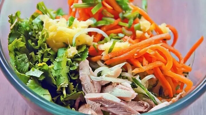 Блинчики, как и традиционные, можно подавать с любой начинкой.