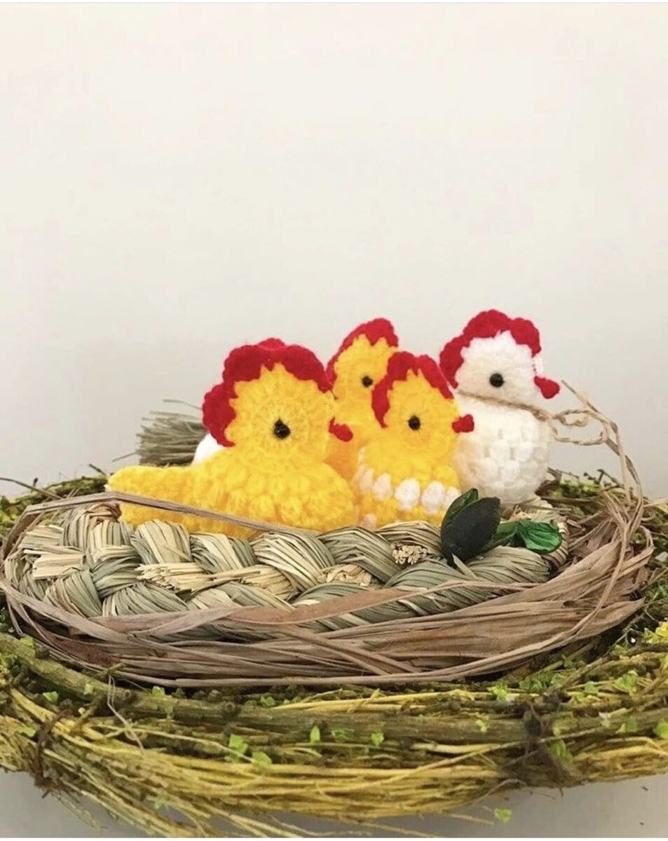 На фото моя работа, вязала такой заказ из большого количества цыплят ) 