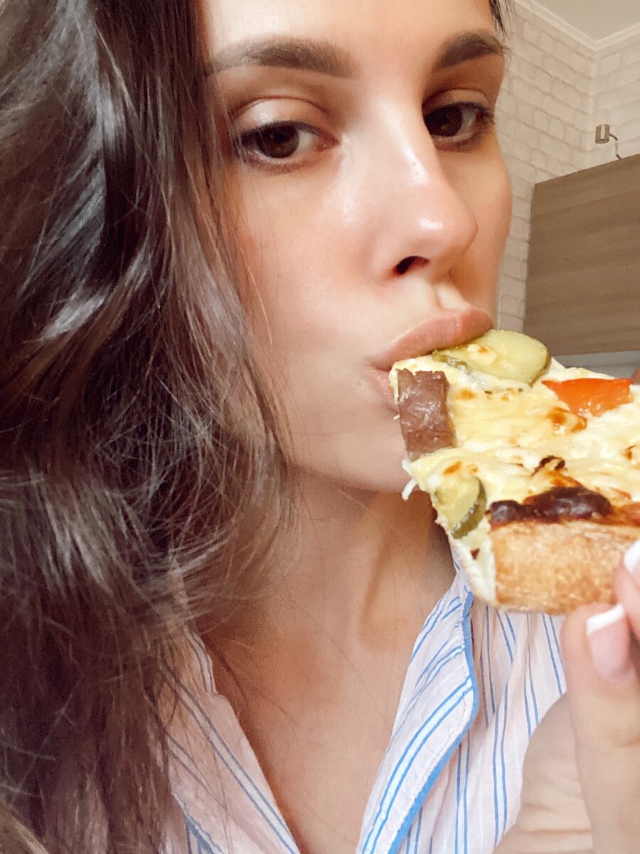 На фото автор и пицца чизбургер