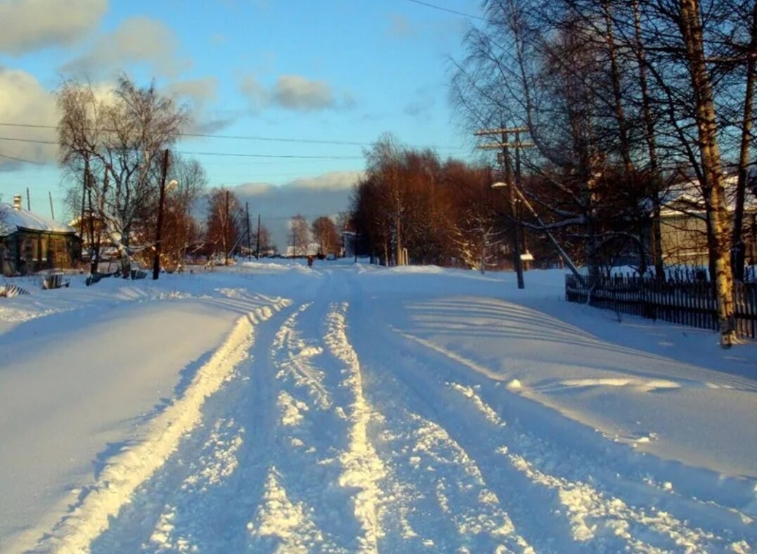 Дороги снег деревни. Зимняя дорога в деревне. Заснеженные дороги в деревне. Деревенская дорога зимой. Заснеженная дорога в деревне.