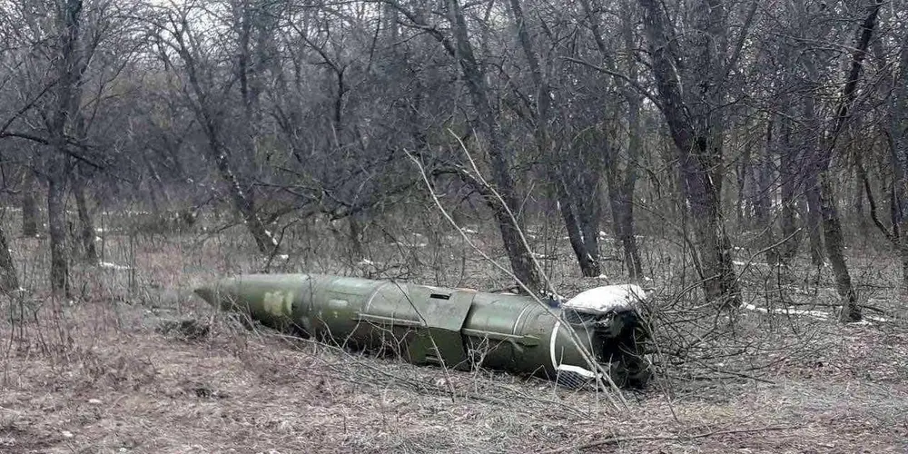 Российская баллистическая ракета малой дальности, предположительно неразорвавшаяся ракета «Точка У», была обнаружена недалеко от Краматорска, Украина. Национальная гвардия Украины/Reuters/