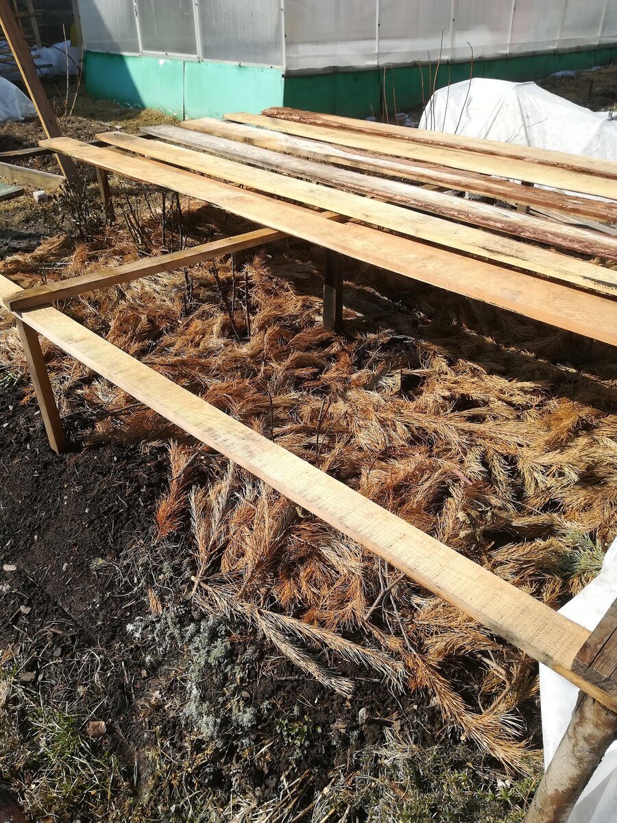 Убираем лишние доски на укрытии, а так же лапник.