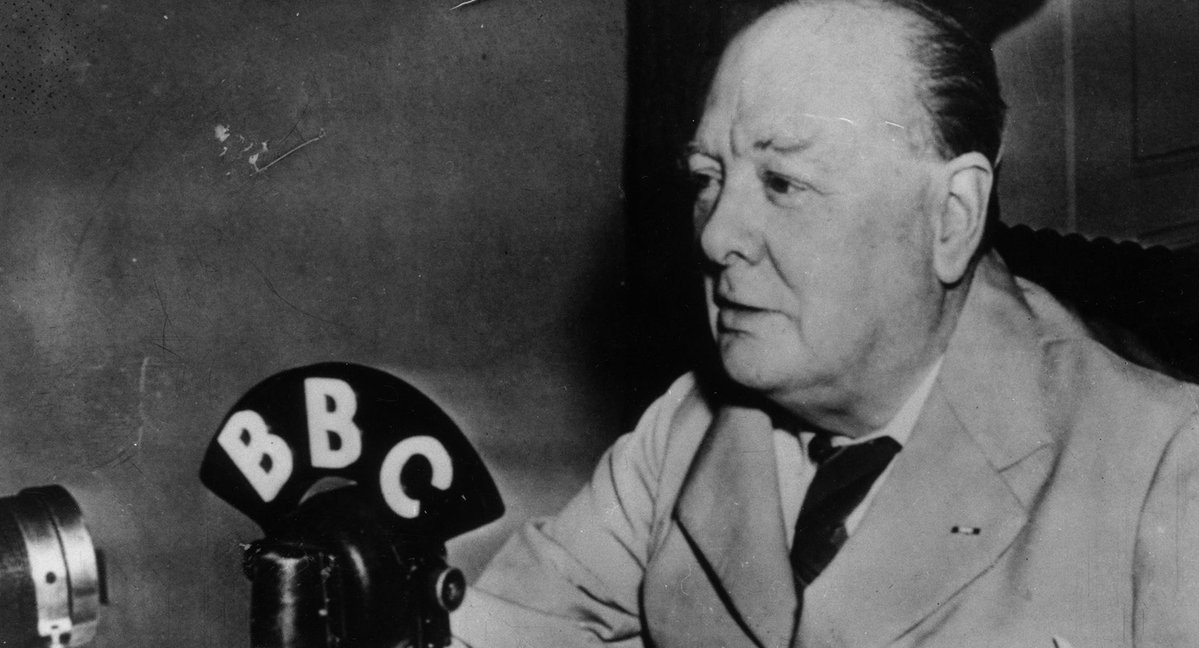 Уинстон Черчилль в 1943 году выступает по радио во время посещения Белого дома.