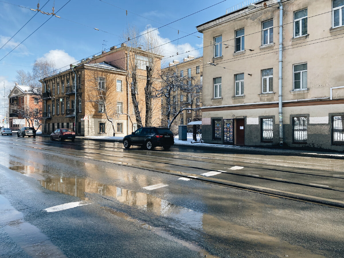 Главный фасад, вид сбоку