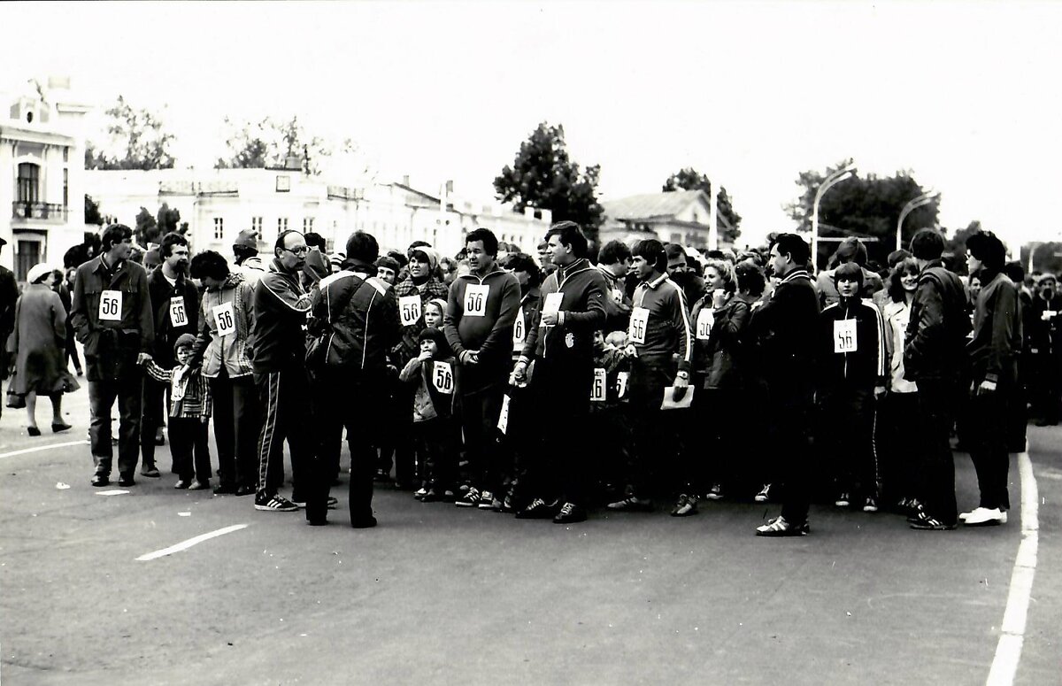 День бегуна Тамбовской области 1982 года. На страте команда завода «Пигмент». В самом центре под номером 56 собирается стартовать Николай Павлович Утробин, возглавлявший в то время предприятие. Фото из архива ИВЦ АО «Пигмент»