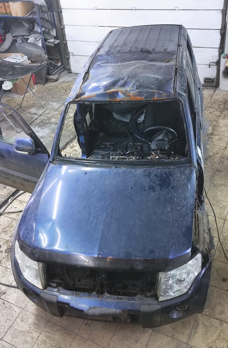 Притащили к нам на эвакуаторе вот такой посленовогодний сюрприз. Парнишка на даче неудачно за хлебушком съездил)