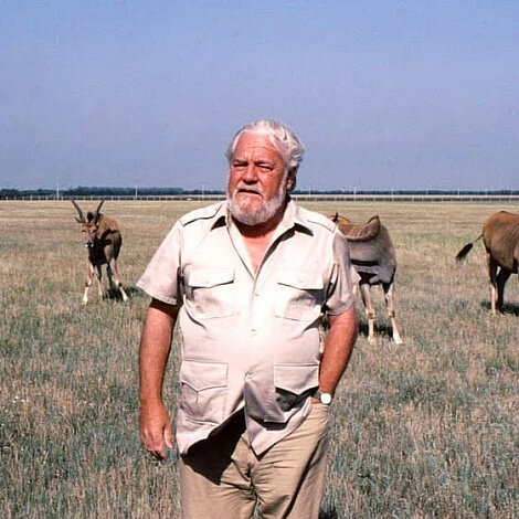 Двоечник, выпивоха и скабрезный шутник — явно не такие слова вы ожидали увидеть в рассказе об одном из любимых детских писателей Джеральде Даррелле. Однако все это правда, что, впрочем, совершенно не мешает ему быть в России куда популярнее собственного брата — Лоренса Даррелла. Интересно, что весь остальной мир в первую очередь знает именно Лоренса, блестящего постмодерниста, а не Джеральда. Но сердцу, как говорится, не прикажешь.