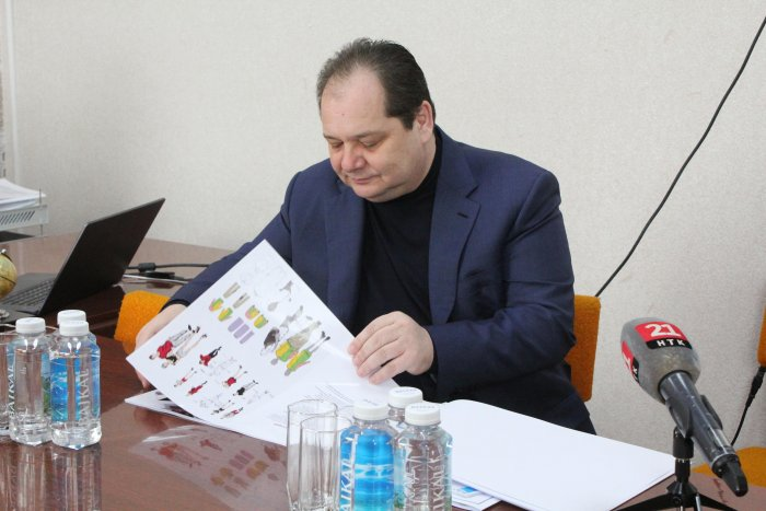 Правительство ЕАО: губернатор Ростислав Гольдштейн ознакомился с каталогом продукции фабрики "Виктория"  