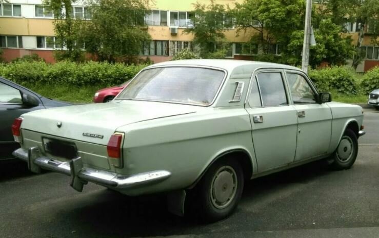 Легковой автомобиль ГАЗ-24 Волга сзади
