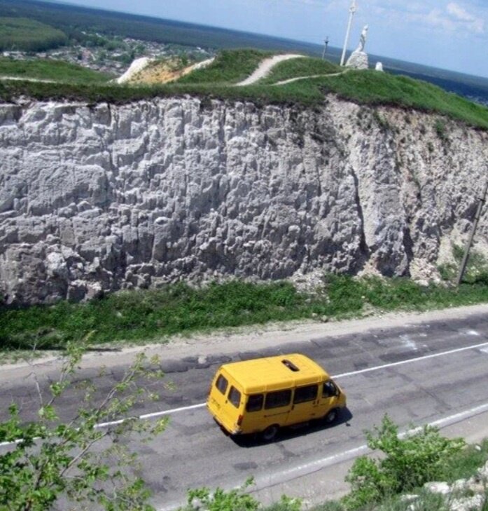 Изюмский шлях, вырублен так, что сам стал предметом искусства. Фотография  из открытого источника.