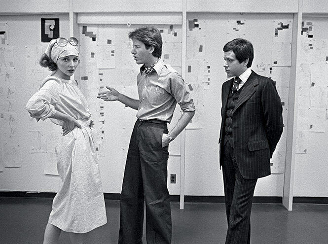 На фото: Кельвин Кляйн (слева) и Барри Шварц с моделью в одежде из коллекции весна–лето 1975. Материал взят из свободного источника. 