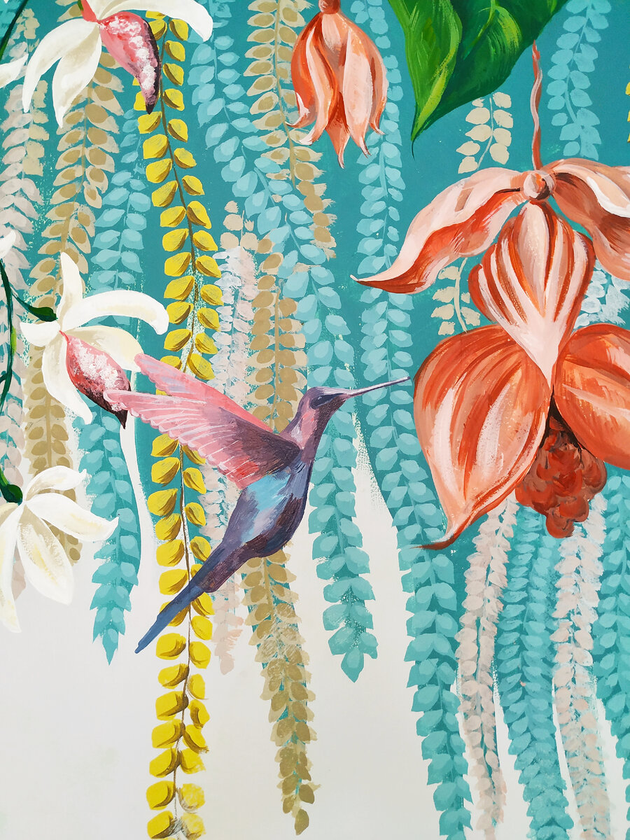 Акцентные красные цветы прописаны до мелочей.