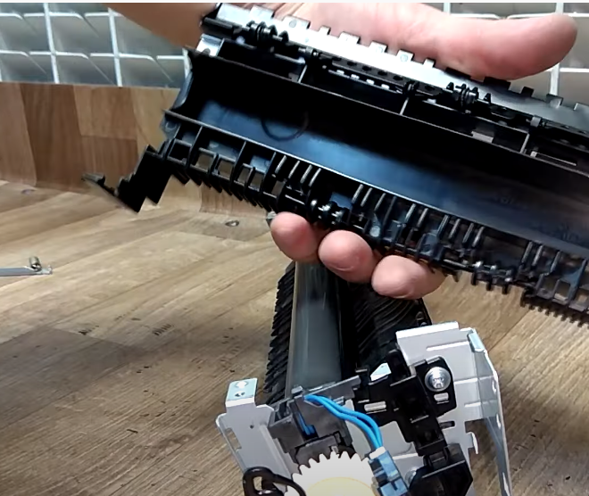 Устанавливаем тэн и фиксируем справа под металлическую пластину