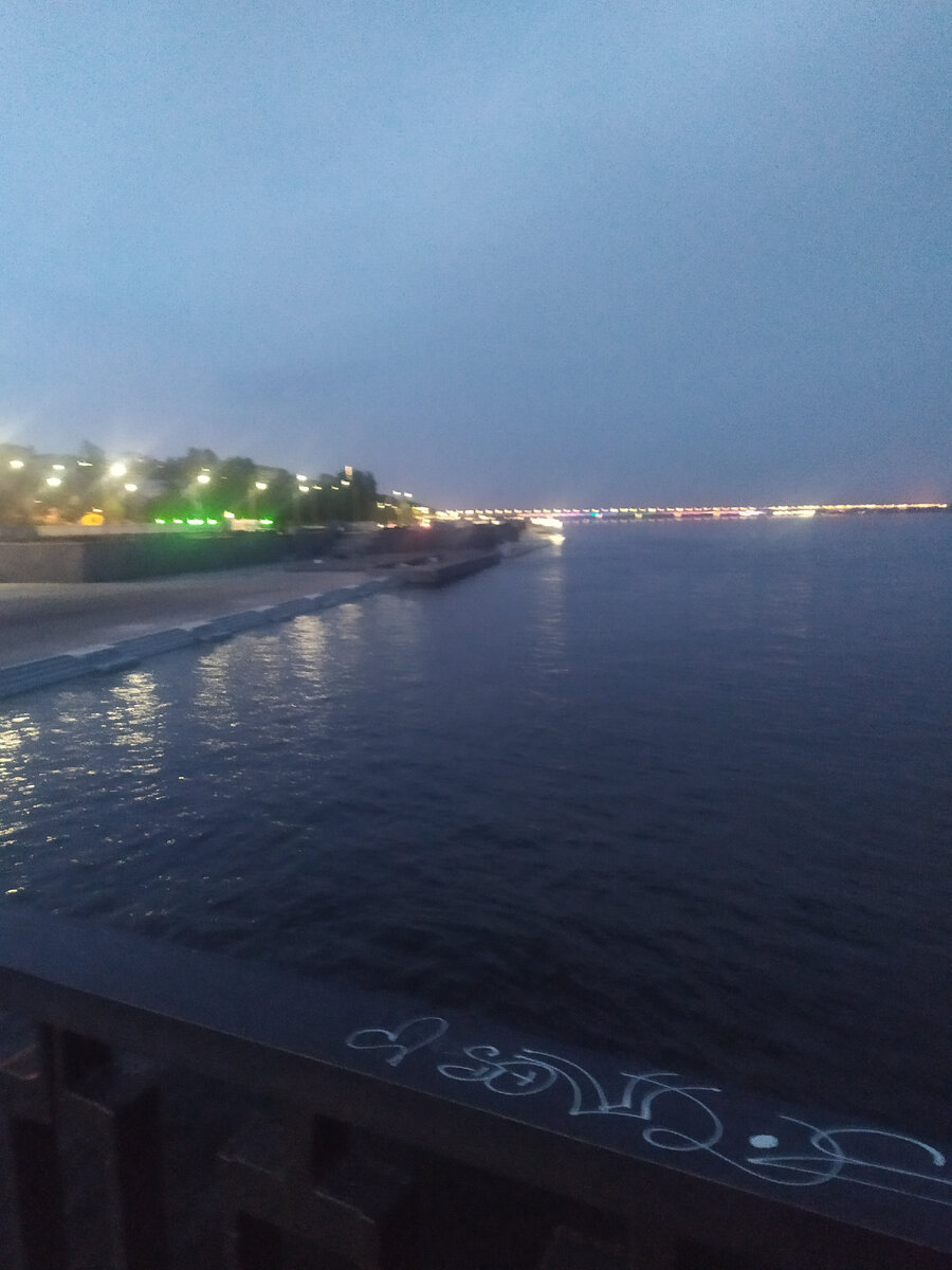 Мое любимое место....этот покой и умиротворение может подарить нам только вода... Здесь нет цунами, нет водоворотов, нет ничего устрашающего, только мир и красота неизведанного, ночная суета и свет неоновых огоньков, переливающихся разными цветами, где то там вдалеке, где было хорошо, когда то....
