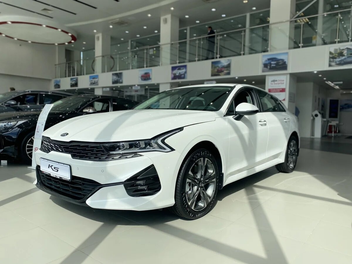 KIA K5 в салоне дилера