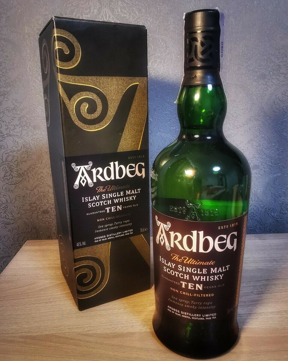 Виски отзывы. Виски Ардбег 10. Торфяной виски Ardbeg. Ардбег Тен. Ardbeg 10 ароматный мир.