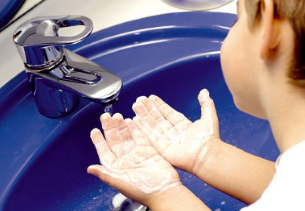 Видеоуроки моем руки. Мытье рук для детей. Ребенок моет руки. Мойка рук для детей. Детские руки моются.