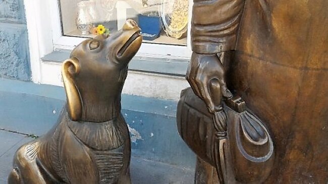 скульптуры екатеринбурга. статуя друга. екатеринбург улица вайнера скульптура друзья. памятник друзья в екатеринбурге. скульптура друзья в екатеринбурге.