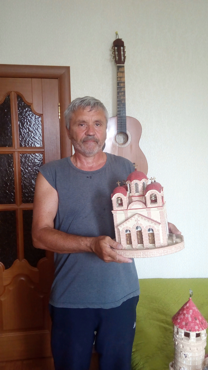 Анатолий Валентинович Злобин демонстрирует одно из своих изделий