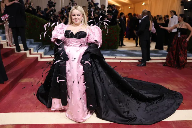 Образ Николы был одним из лучших на балу Института костюма. Ее платье и даже прическа  были украшены перьями. Это отсылка к ее героине из "Бриджертонов" Пенелопе Фезерингтон (англ. Feather - перо). 