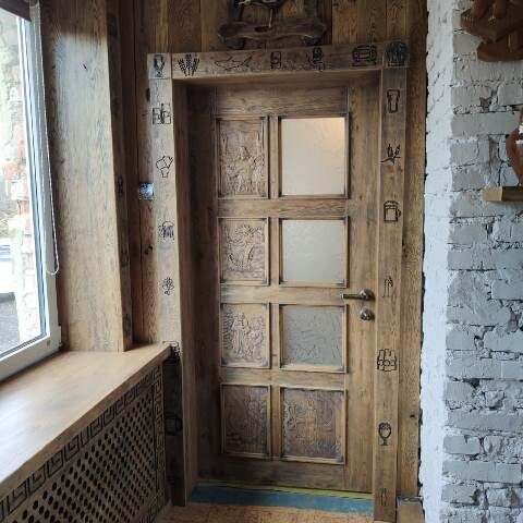 В данном случае, дверь предназначалась для выставочного зала, в стиле пивбар, но на картинах сюжеты из русских сказаний. Наш дизайнер совместил казалось бы несовместимые вещи, но они гармонично сочетаются. Глубокой расслабление за алкоголем и глубокое познание собственных истоков, с изображениями древних русских героев, богов.
