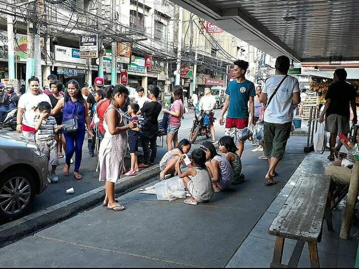 Дети играют посреди улицы