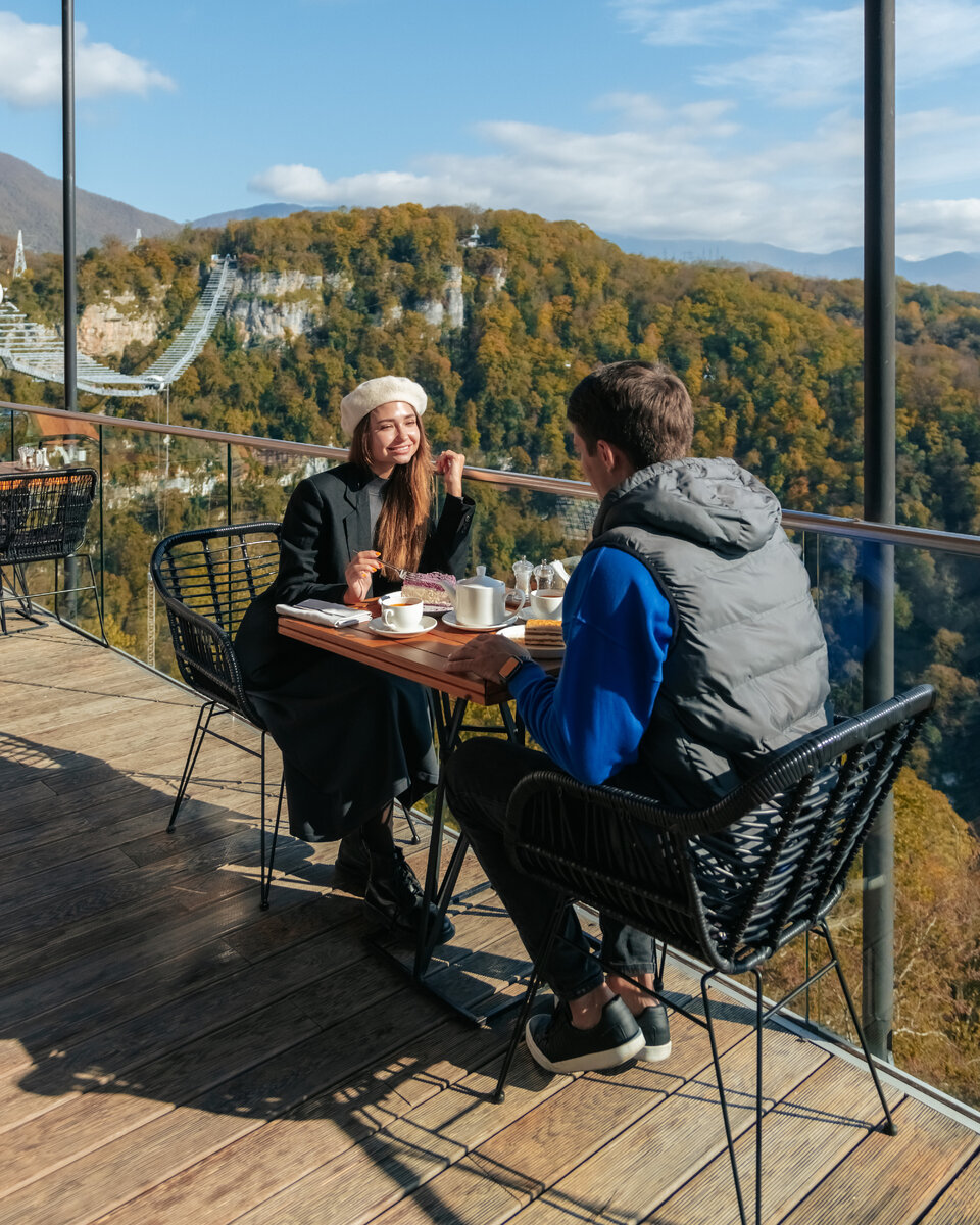 Терраса панорамного ресторана Каури в ноябре