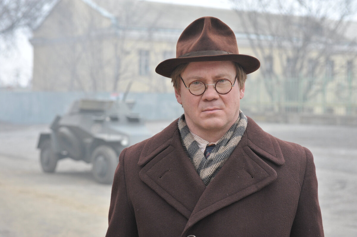 русский перевод фильм 2006 кадры. никита зверев грозовые ворота. никита зверев голый. сериал про войну переводчик. переводчик сериал.